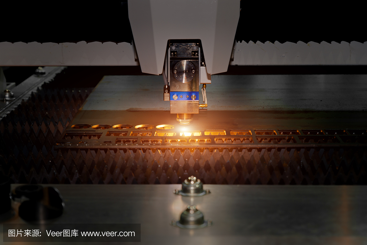 高精度数控气割金属板材在工业工厂加工。智能工业工厂概念。
